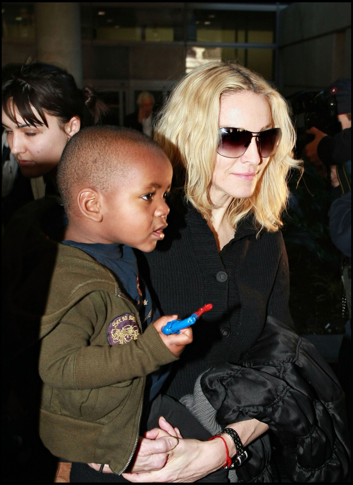 Photo : Madonna et son fils David Banda à l'aéroport de Los Angeles en ...