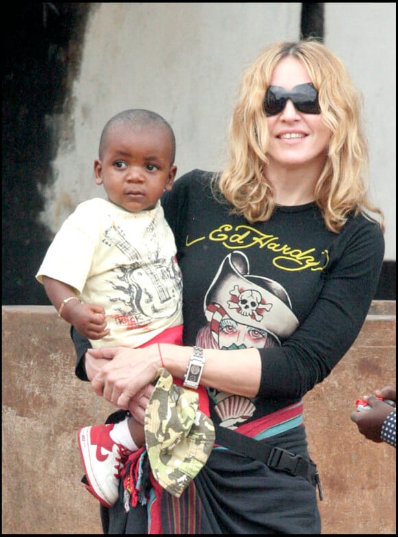 Madonna et son fils David Banda au Malawi en visite dans l'orphelinat où il a vécu. Avril 2007.