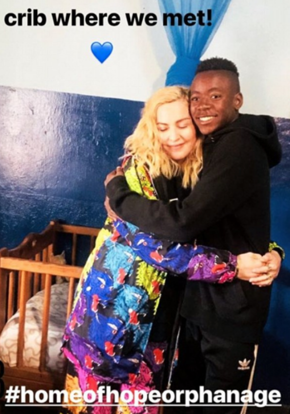 Madonna et son fils David Banda réunis dans l'orphelinat dans lequel elle l'a adopté en 2006 à Mchinji (Malawi). Juillet 2018.