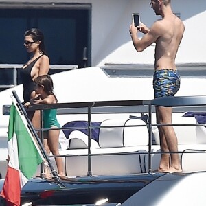 Exclusif - Kourtney Kardashian et son ami Simon Huck en vacances sur un yacht au large de Portofino en Italie le 2 juillet 2018