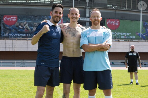 Mike Shinoda, Chester Bennington et Dave Farrell de Linkin Park lors d'un match de football au stade annexe du Stade de France à Saint-Denis le 11 juin 2014.