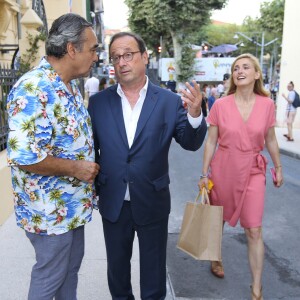 L'ancien président François Hollande avec sa compagne Julie Gayet et Téo Saavedra, directeur du festival, aux Nuits du Sud à Vence le 19 juillet 2018.
