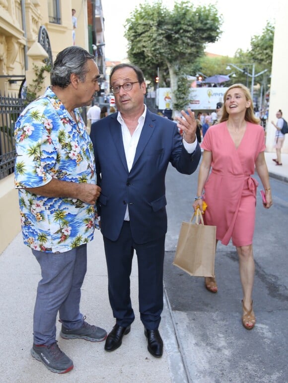 L'ancien président François Hollande avec sa compagne Julie Gayet et Téo Saavedra, directeur du festival, aux Nuits du Sud à Vence le 19 juillet 2018.