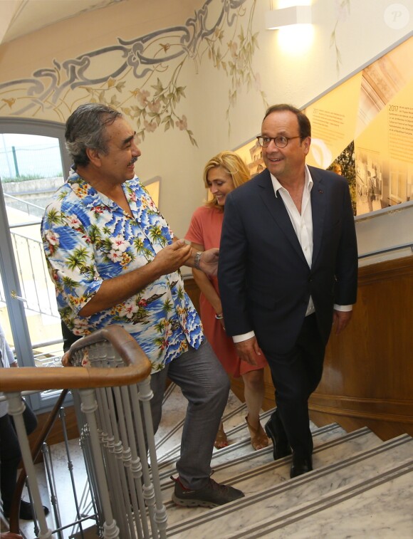 L'ancien président François Hollande avec sa compagne Julie Gayet et Téo Saavedra, directeur du festival, aux Nuits du Sud à Vence le 19 juillet 2018.
