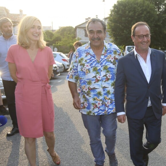 L'ancien président François Hollande avec sa compagne Julie Gayet et Téo Saavedra, directeur du festival, aux Nuits du Sud à Vence le 19 juillet 2018.