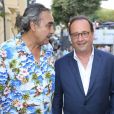 L'ancien président François Hollande avec sa compagne Julie Gayet et Téo Saavedra, directeur du festival, aux Nuits du Sud à Vence le 19 juillet 2018.