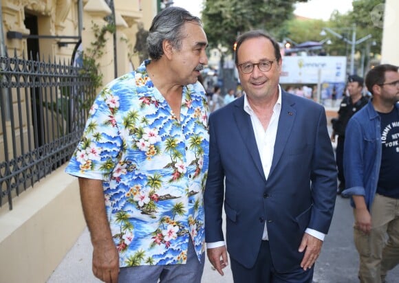 L'ancien président François Hollande avec sa compagne Julie Gayet et Téo Saavedra, directeur du festival, aux Nuits du Sud à Vence le 19 juillet 2018.