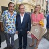 L'ancien président François Hollande avec sa compagne Julie Gayet et Téo Saavedra, directeur du festival, aux Nuits du Sud à Vence le 19 juillet 2018.