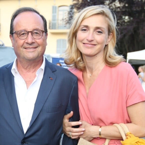 L'ancien président François Hollande avec sa compagne Julie Gayet et Téo Saavedra, directeur du festival, aux Nuits du Sud à Vence le 19 juillet 2018.