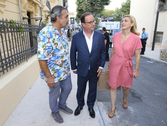 L'ancien président François Hollande avec sa compagne Julie Gayet et Téo Saavedra, directeur du festival, aux Nuits du Sud à Vence le 19 juillet 2018.