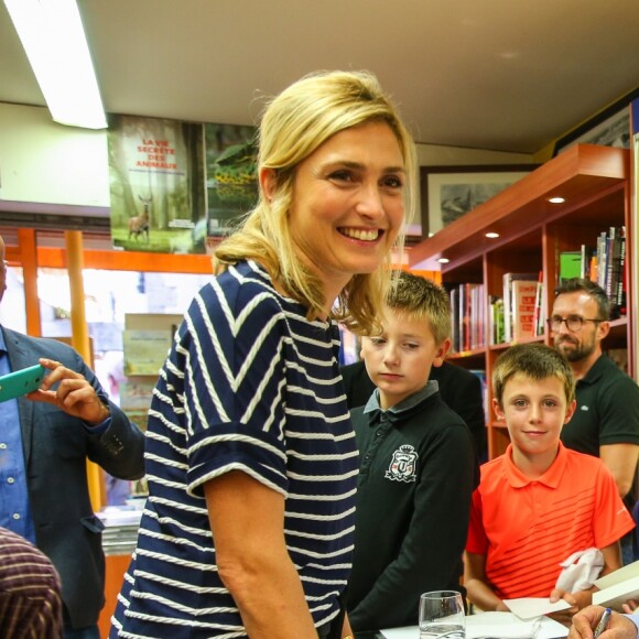 L'ancien président de la République François Hollande a dédicacé son livre "Les leçons du pouvoir" en compagnie de sa compagne Julie Gayet et de sa chienne Philae, à la libraire "OCEP- Place Média" à Octenville puis à "L'Encre Bleue" à Granville le 1er septembre 2018.  The former French president of the Republic François Hollande has dedicated his book "The lessons of power" in the company of his girlfriend Julie Gayet and his dog Philae, at the bookseller "OCEP- Place Media" in Octenville and "L'Encre Bleue" "in Granville, France on September 1st, 2018.01/09/2018 - Granville