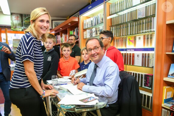 L'ancien président de la République François Hollande a dédicacé son livre "Les leçons du pouvoir" en compagnie de sa compagne Julie Gayet et de sa chienne Philae, à la libraire "OCEP- Place Média" à Octenville puis à "L'Encre Bleue" à Granville le 1er septembre 2018.  The former French president of the Republic François Hollande has dedicated his book "The lessons of power" in the company of his girlfriend Julie Gayet and his dog Philae, at the bookseller "OCEP- Place Media" in Octenville and "L'Encre Bleue" "in Granville, France on September 1st, 2018.01/09/2018 - Granville