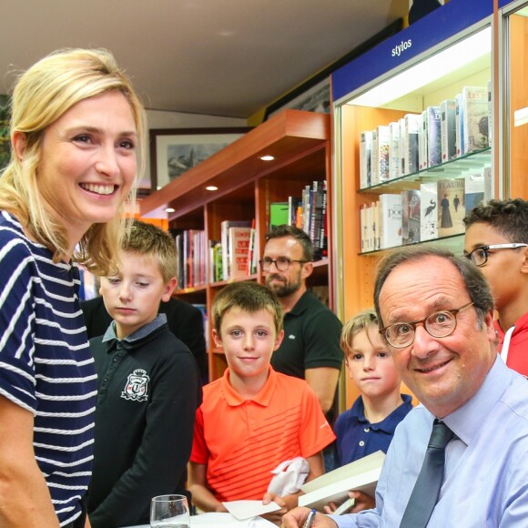 L'ancien président de la République François Hollande a dédicacé son livre "Les leçons du pouvoir" en compagnie de sa compagne Julie Gayet et de sa chienne Philae, à la libraire "OCEP- Place Média" à Octenville puis à "L'Encre Bleue" à Granville le 1er septembre 2018.  The former French president of the Republic François Hollande has dedicated his book "The lessons of power" in the company of his girlfriend Julie Gayet and his dog Philae, at the bookseller "OCEP- Place Media" in Octenville and "L'Encre Bleue" "in Granville, France on September 1st, 2018.01/09/2018 - Granville