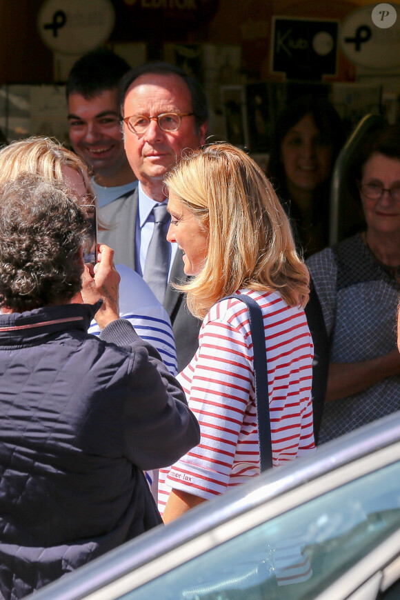 L'ancien président de la République François Hollande a dédicacé son livre "Les leçons du pouvoir" en compagnie de sa compagne Julie Gayet et de sa chienne Philae, à la libraire "OCEP- Place Média" à Octenville puis à "L'Encre Bleue" à Granville le 1er septembre 2018.  The former French president of the Republic François Hollande has dedicated his book "The lessons of power" in the company of his girlfriend Julie Gayet and his dog Philae, at the bookseller "OCEP- Place Media" in Octenville and "L'Encre Bleue" "in Granville, France on September 1st, 2018.01/09/2018 - Granville