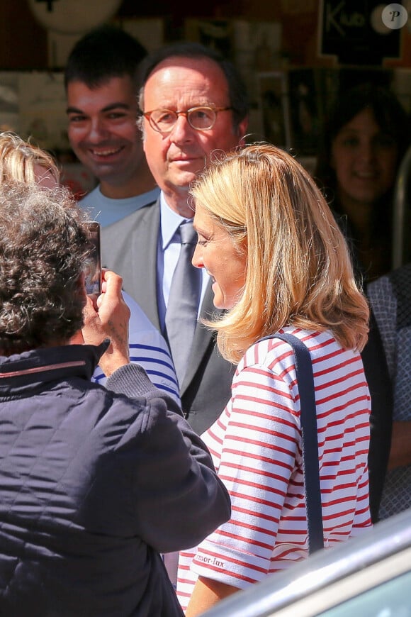 L'ancien président de la République François Hollande a dédicacé son livre "Les leçons du pouvoir" en compagnie de sa compagne Julie Gayet et de sa chienne Philae, à la libraire "OCEP- Place Média" à Octenville puis à "L'Encre Bleue" à Granville le 1er septembre 2018.  The former French president of the Republic François Hollande has dedicated his book "The lessons of power" in the company of his girlfriend Julie Gayet and his dog Philae, at the bookseller "OCEP- Place Media" in Octenville and "L'Encre Bleue" "in Granville, France on September 1st, 2018.01/09/2018 - Granville
