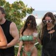 Emily Ratajkowski, son mari Sebastian Bear-McClard et des amis à la plage de Miami. Le 22 juillet 2018.