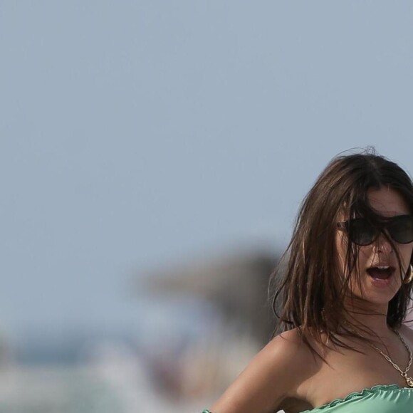 Emily Ratajkowski, son mari Sebastian Bear-McClard et des amis à la plage de Miami. Le 22 juillet 2018.