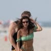 Emily Ratajkowski, son mari Sebastian Bear-McClard et des amis à la plage de Miami. Le 22 juillet 2018.