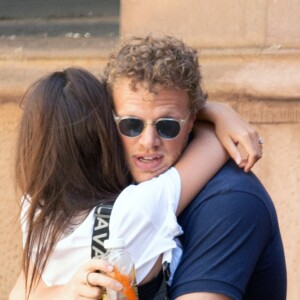 Exclusif - Emily Ratajkowski et son mari Sebastian Bear-McClard s'embrassent à New York. Le 18 juillet 2018.