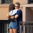 Exclusif - Emily Ratajkowski et son mari Sebastian Bear-McClard s'embrassent à New York. Le 18 juillet 2018.