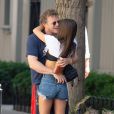 Exclusif - Emily Ratajkowski et son mari Sebastian Bear-McClard s'embrassent à New York. Le 18 juillet 2018.