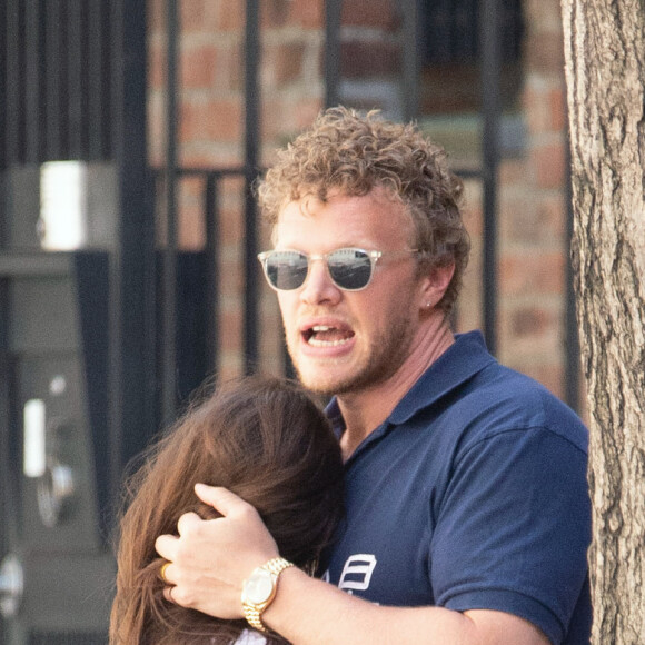 Exclusif - Emily Ratajkowski et son mari Sebastian Bear-McClard s'embrassent à New York. Le 18 juillet 2018.