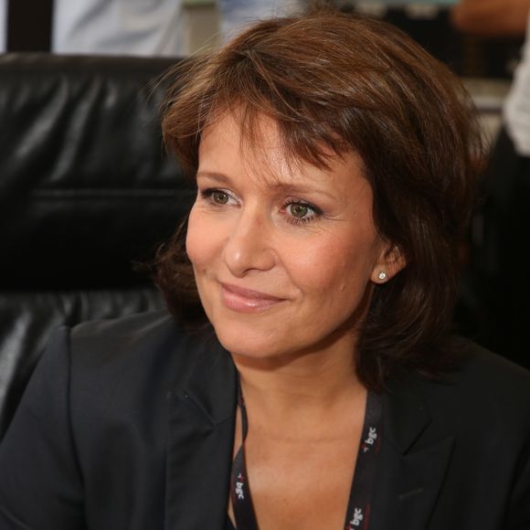 Carole Rousseau - Courtier d'un jour pour encourager les clients à passer ce jour là le maximum d'ordres dans la salle des marchés d'Aurel BGC Rue Vivienne à Paris.