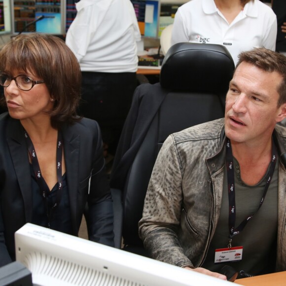 Benjamin Castaldi et Carole Rousseau - Courtier d'un jour pour encourager les clients à passer ce jour là le maximum d'ordres dans la salle des marchés d'Aurel BGC Rue Vivienne à Paris. Le 11 septembre 2014