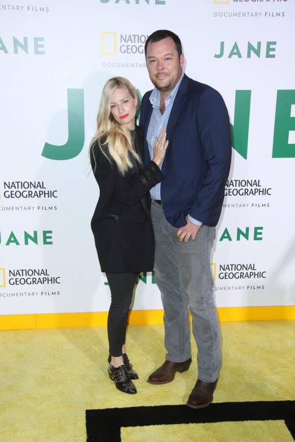 Beth Behrs et son fiancé Michael Gladis à la première de "Jane" au Hollywood Bowl à Los Angeles, le 9 octobre 2017