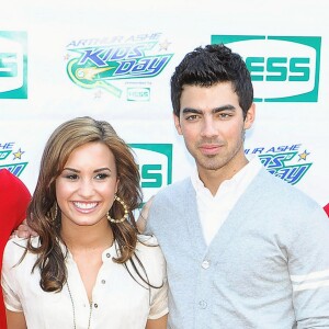 Les Jonas Brothers avec Demi Lovato en 2010.