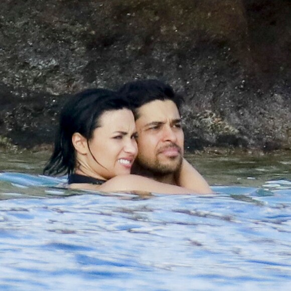 Semi-Exclusif - Demi Lovato et son petit-ami Wilmer Valderrama, très amoureux, se baignent lors de leurs vacances avec des amis à Saint-Barthélemy, le 16 décembre 2015.