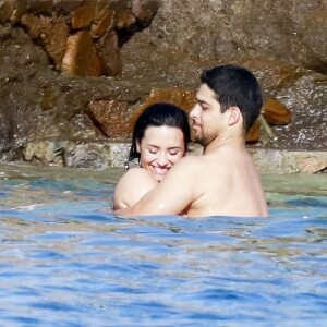 Semi-Exclusif - Demi Lovato et son petit-ami Wilmer Valderrama, très amoureux, se baignent lors de leurs vacances avec des amis à Saint-Barthélemy, le 16 décembre 2015.