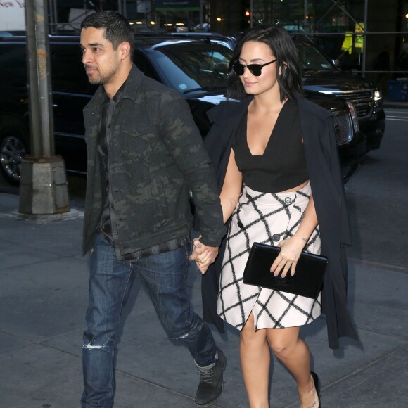 Demi Lovato et son compagnon Wilmer Valderrama main dans la main à New York le 26 octobre 2015.