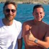 Florian Thauvin, tout rouge, pose avec David Guetta à Ibiza le 25 juillet 2018.