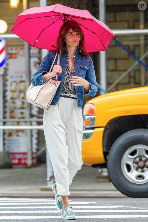 Exclusif - Helena Christensen se promène sous la pluie à New York le 22 mai 2018