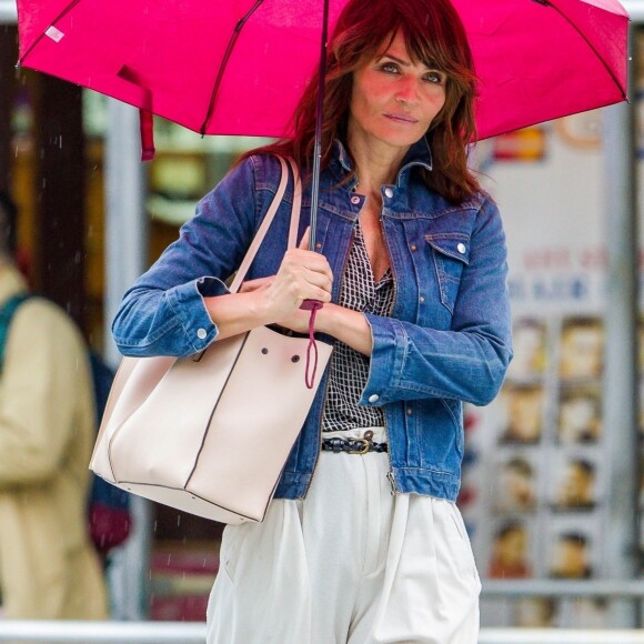Exclusif - Helena Christensen se promène sous la pluie à New York le 22 mai 2018