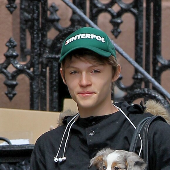 Exclusif - Helena Christensen et son fils Mingus Reedus à la sortie d'un centre animalier où ils semblent avoir adopté un adorable petit Berger Australien à New York, le 15 mai 2016
