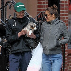 Exclusif - Helena Christensen et son fils Mingus Reedus à la sortie d'un centre animalier où ils semblent avoir adopté un adorable petit Berger Australien à New York, le 15 mai 2016