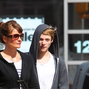 Helena Christensen et son fils Mingus Reedus se promènent puis vont déjeuner au restaurant à New York, le 4 mai 2014.  Please Hide Children's face Prior to the Publication Helena Christensen and son Mingus Lucien Reedus in New York, on May 4th 2014. The mother son duo ate at Chipotle restaurant and then went shopping for flowers and pet food.04/05/2014 - New York