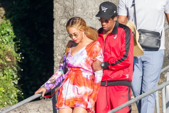 Jay-Z et sa femme Beyonce sont allés découvrir en bateau le Lac de Côme en Italie. Le couple est arrivé au volant d'une magnifique Fiat Spider rouge.