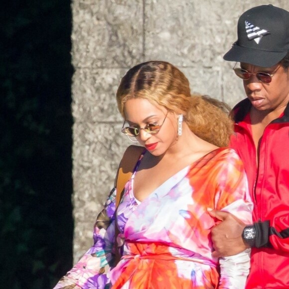 Jay-Z et sa femme Beyonce sont allés découvrir en bateau le Lac de Côme en Italie. Le couple est arrivé au volant d'une magnifique Fiat Spider rouge.