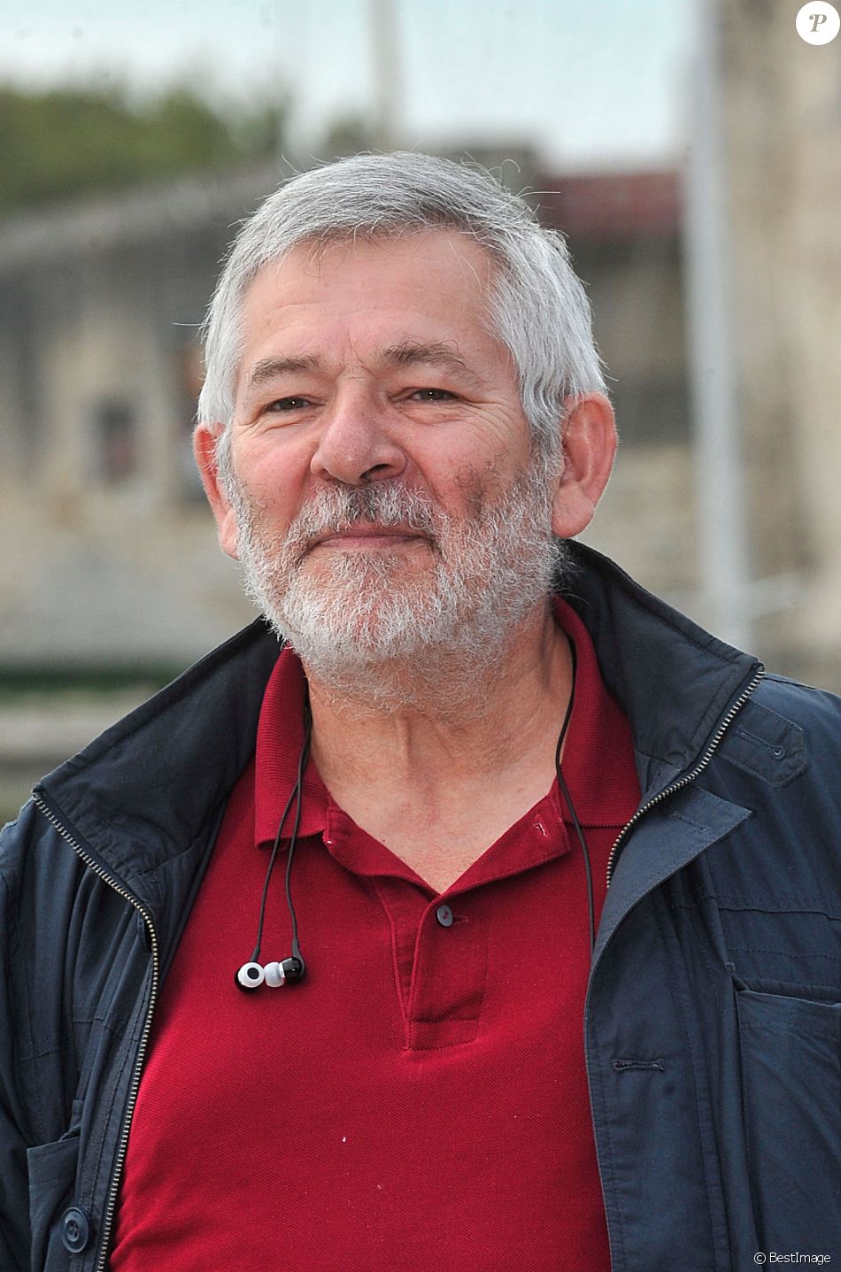 Yves Pignot pose pour le photocall de la serie 'En Famille' durant le
