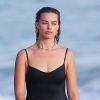 Exclusif -  Margot Robbie et son mari Tom Ackerley prennent du bon temps avec des amis sur une plage au Costa Rica. Le couple marié depuis deux ans déjà semble plus amoureux que jamais le 18 juillet 2018.