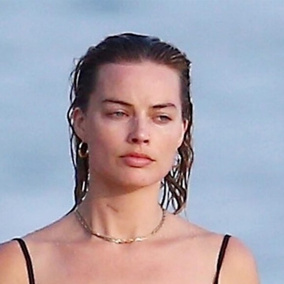 Exclusif -  Margot Robbie et son mari Tom Ackerley prennent du bon temps avec des amis sur une plage au Costa Rica. Le couple marié depuis deux ans déjà semble plus amoureux que jamais le 18 juillet 2018.
