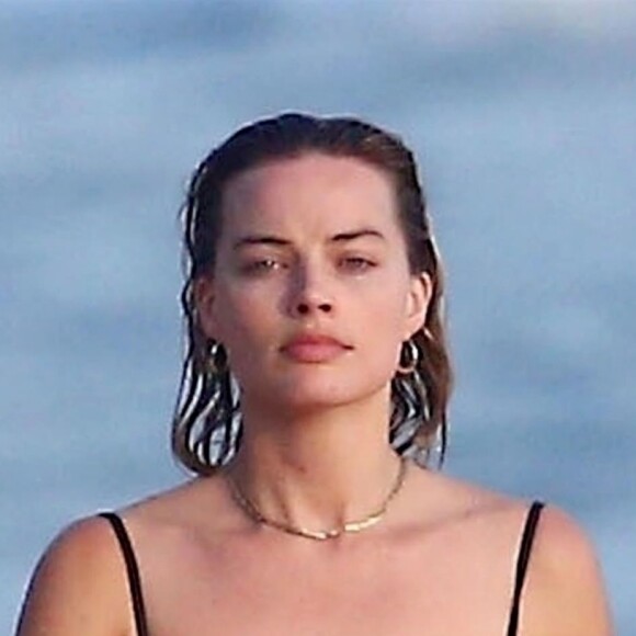Exclusif - Margot Robbie en maillot sur une plage au Costa Rica, le 18 juillet 2018.