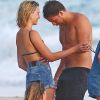 Exclusif - Margot Robbie et son mari Tom Ackerley prennent du bon temps avec des amis sur une plage au Costa Rica. Le couple marié depuis deux ans déjà semble plus amoureux que jamais le 18 juillet 2018.