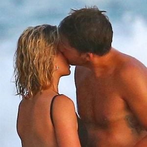 Exclusif - Margot Robbie et son mari Tom Ackerley prennent du bon temps avec des amis sur une plage au Costa Rica, le 18 juillet 2018.