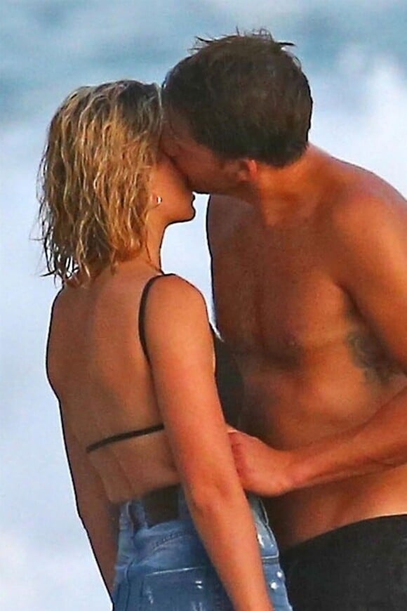 Exclusif - Margot Robbie et son mari Tom Ackerley prennent du bon temps avec des amis sur une plage au Costa Rica, le 18 juillet 2018.