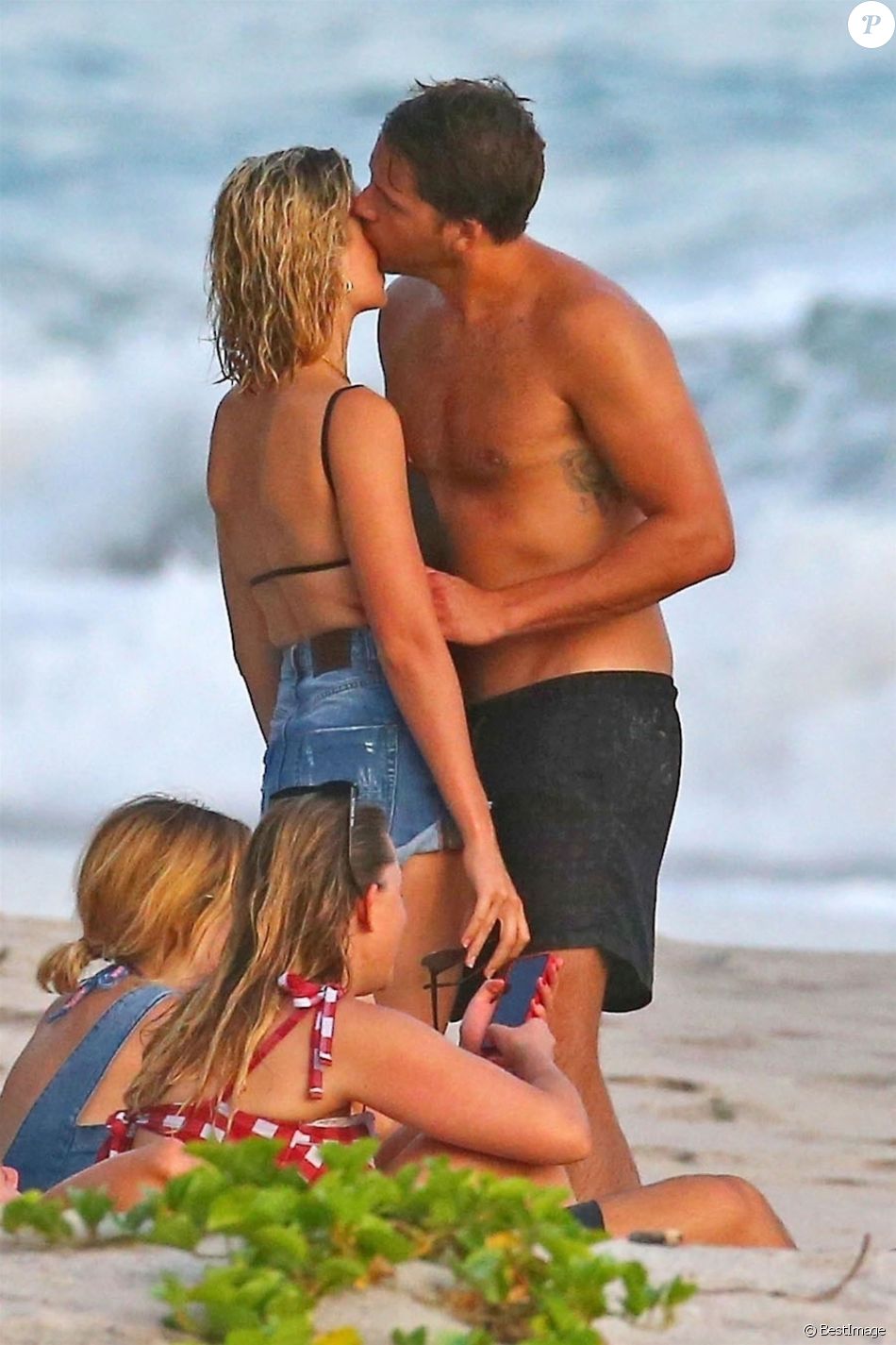 Margot Robbie Et Son Mari Exclusif - Margot Robbie et son mari Tom Ackerley prennent du bon temps avec  des amis sur une plage au Costa Rica. Le couple marié depuis deux ans déjà  semble p - Purepeople