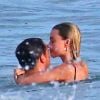 Exclusif - Margot Robbie et son mari Tom Ackerley prennent du bon temps avec des amis sur une plage au Costa Rica. Le couple marié depuis deux ans déjà semble plus amoureux que jamais, le 18 juillet 2018.